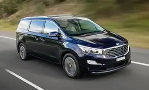 Minivan blindada en carretera